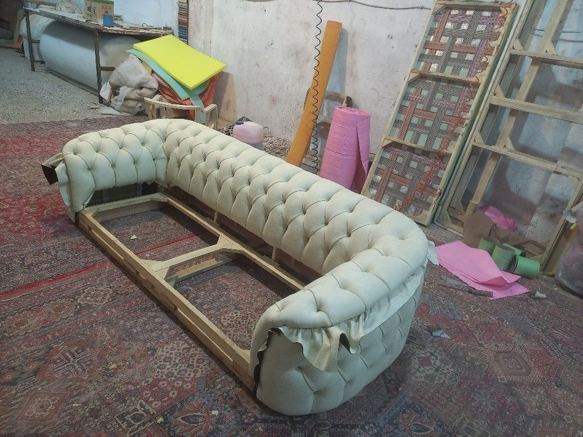 Bọc sofa tại xưởng với chất liệu màu kem
