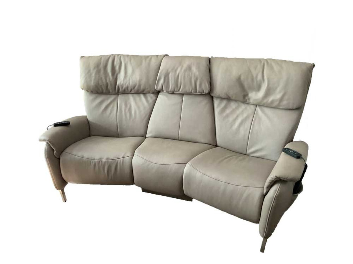 Kiểm tra tình trạng nệm mousse xuống cấp trước khi bọc lại ghế sofa